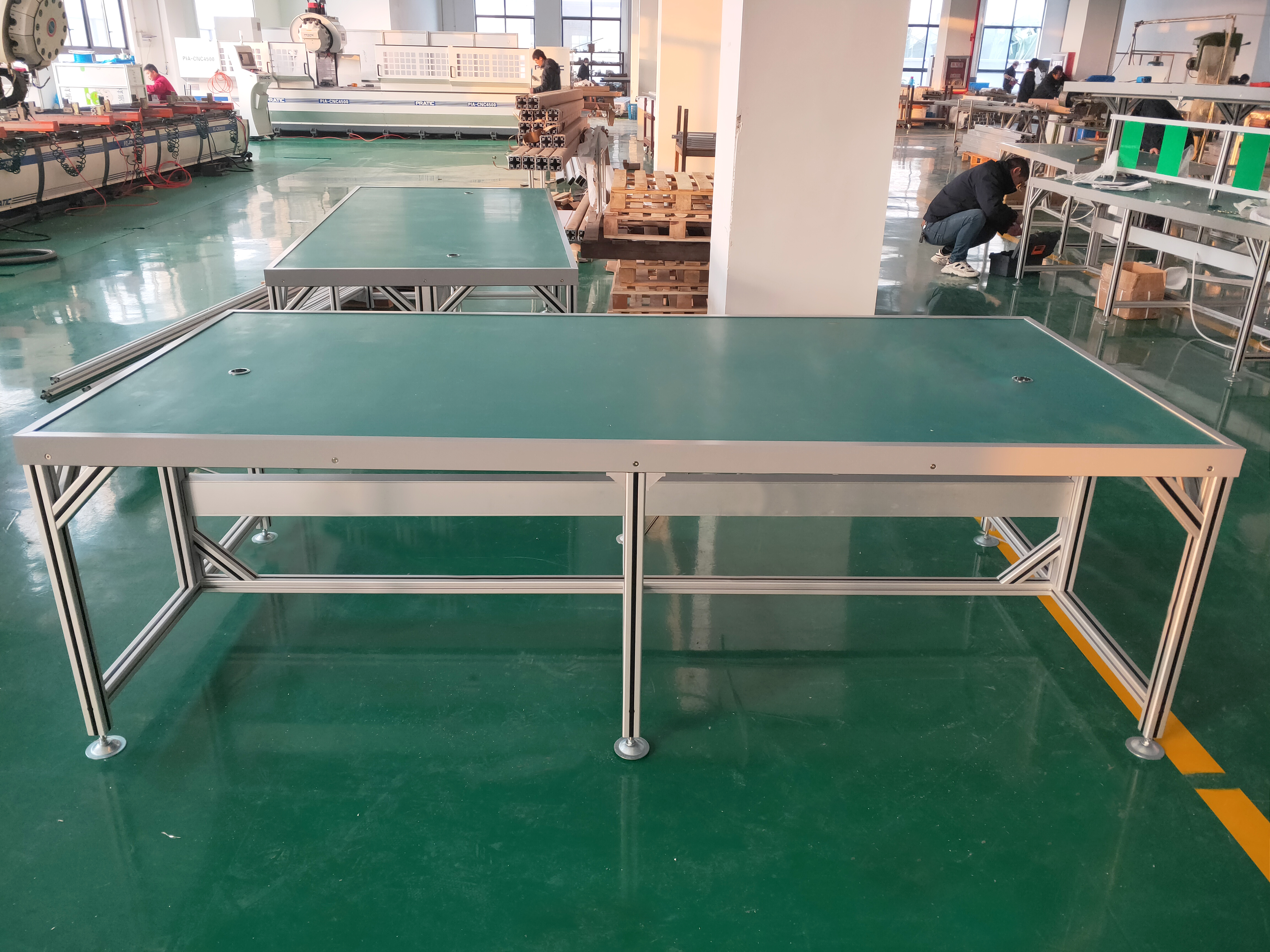 在南京當(dāng)?shù)兀卸嗌俜N類的防靜電工作臺(tái)？